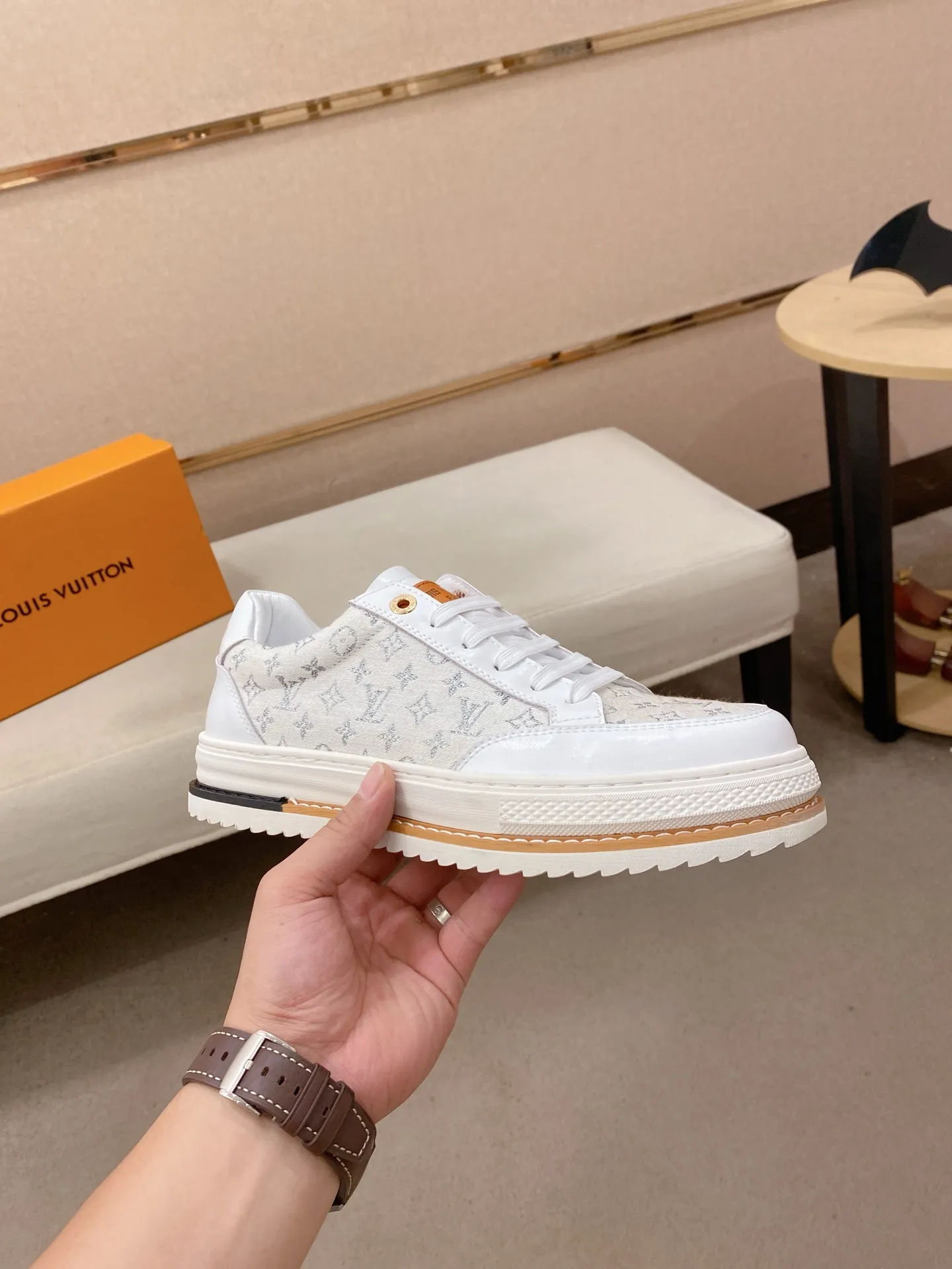 Men's clothing and shoes 400💰Louis Vuitton (Louis Vuitton/LV) top 🔍🔍 new models are on sale at the same time, the upper 🇮🇹 imported first-layer cowhide from Italy, fully imported sheepskin lining 💪💪, completely 1⃣️ to 1 ⃣️Re-engraved🇮🇹💪💪, ⚠Sole: The original sole is specially provided by the original factory, the exclusive movable molded sole is super comfortable, ⚠The original factory follows the order, 🔍🔍high quality, you can enter and exit the counter at will, welcome to compare⚠. Code number:38-44